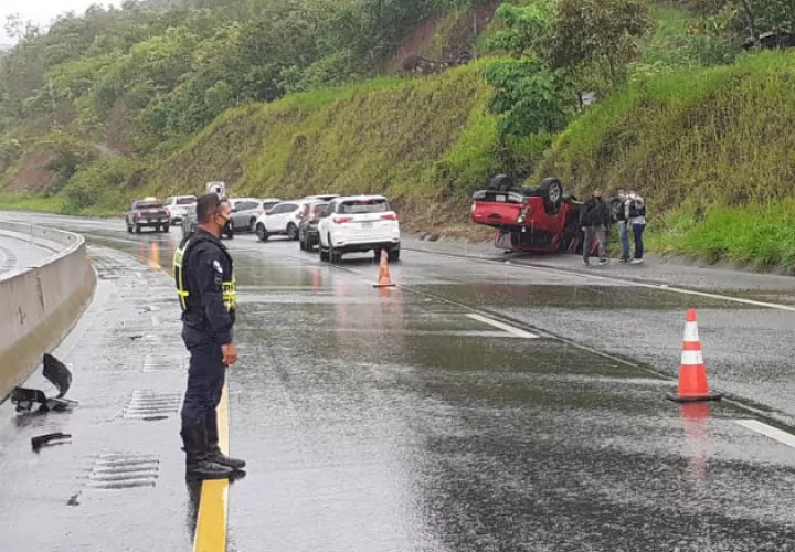 Tras chocar con el barranco, el pick up quedó con las llantas hacia arriba. Foto: Melquíades Vásquez.