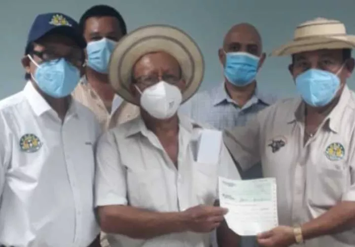 Un total de 90 cheques se entregaron a los productores. Cortesía