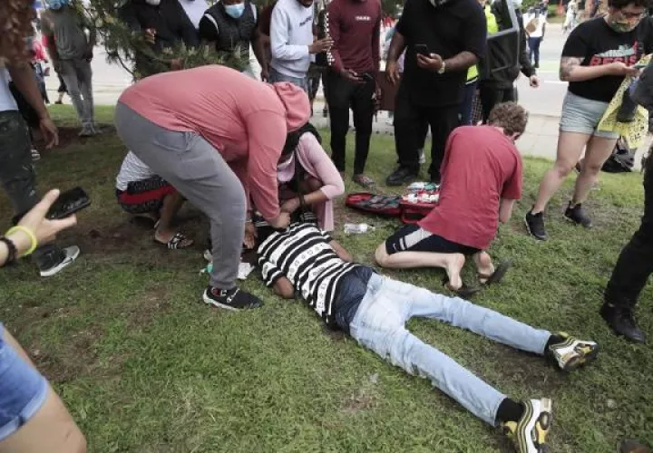 Aunque el FBI ha abierto ya una investigación sobre la muerte de Floyd, un grupo de manifestantes se dirigió a la vivienda del fiscal del condado de Hennepin, Mike Freeman, con jurisdicción sobre Mineápolis, para exigirle la imputación de los agentes. FOTO/EFE