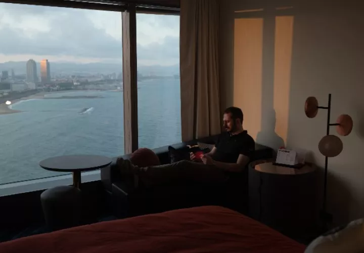 Daniel Ordóñez ha estado viviendo en el Hotel W de Barcelona desde marzo. Foto / Samuel Aranda para The New York Times.