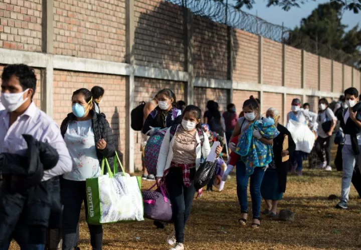 Se han perdido muchos empleos en la pandemia. Cientos de personas aguardan afuera de una terminal de autobuses en las afueras de Lima, esperando regresar a sus hogares rurales. Foto / Angela Ponce para The New York Times.