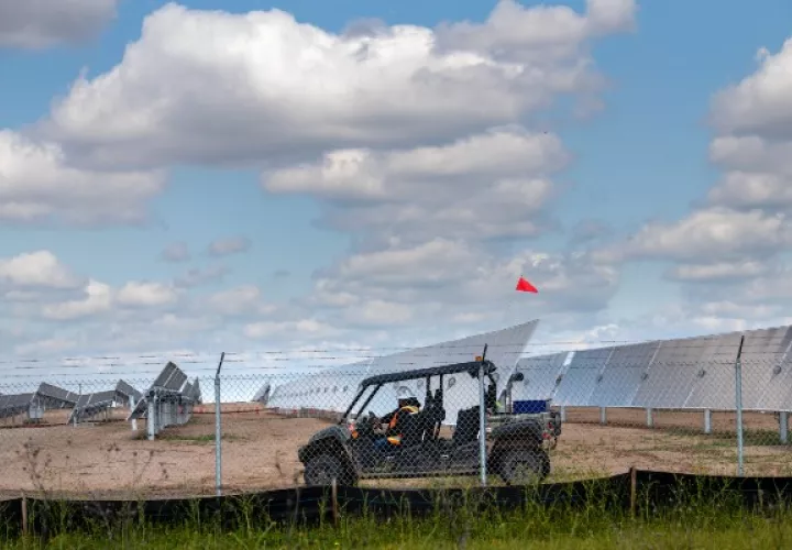  La drástica caída en precios de paneles solares ayuda a la industria a expandirse aun durante la pandemia. Foto / Deanne Fitzmaurice para The New York Times.