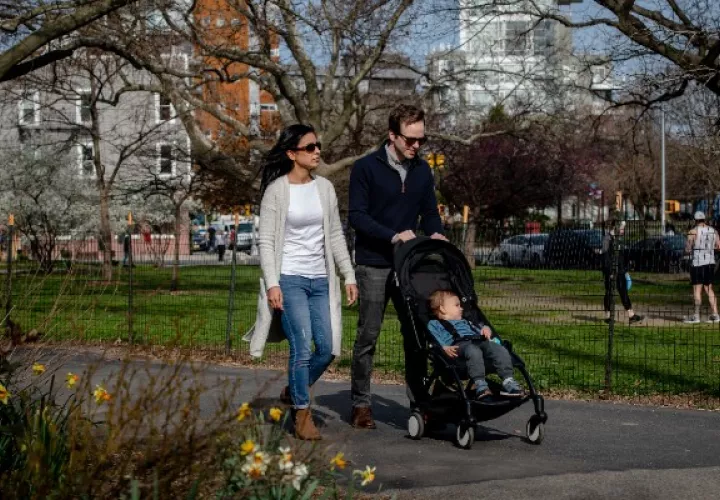   Neena Budhraja y Adam Hill han sentido el estrés de trabajar en hospitales durante el brote. Con su hijo. Foto / Hilary Swift para The New York Times.