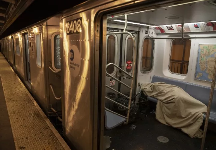 Con un desplome en los usuarios del metro de NY, los vagones son un refugio para los indigentes. Foto / Victor J. Blue para The New York Times.