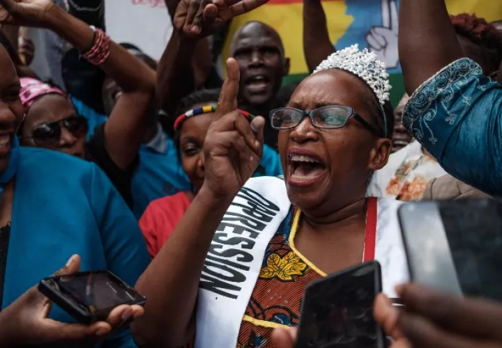 Stella Nyanzi, afuera de tribunal en Kampala, Uganda, fue encarcelada por insultar al presidente Yoweri Museveni. Foto / Sumy Sadurni/Agence France-Presse — Getty Images.