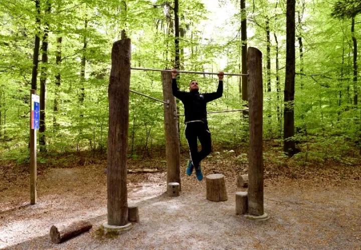 Con poco más de 2 kilómetros de largo, los vitaparcours tienen paradas para el entrenamiento de fuerza, flexibilidad y resistencia. Foto / Noele Illien.