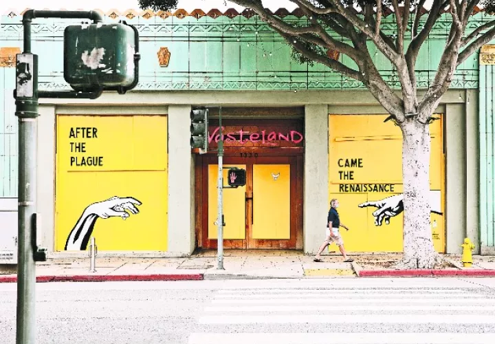 Un mural de Corie Mattie decora una sucursal cerrada de Wasteland, una tienda de ropa en Santa Mónica. Foto / Kendrick Brinson para The New York Times.