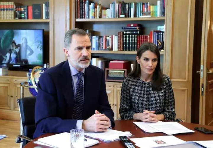 El rey Felipe VI (i) y la reina Letizia, participarán en un acto especial en memoria de laas víctimas del COVID-19. FOTO/EFE