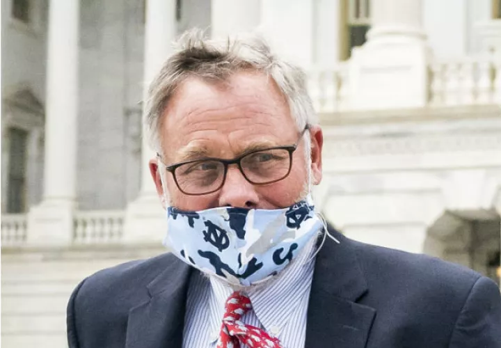 El senador Richard Burr baja la escalinata del Capitolio en Washington. Fotos. EFE.