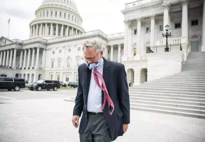 El senador Richard Burr baja la escalinata del Capitolio en Washington. Fotos. EFE.