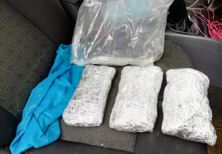 La droga fue ubicada debajo del asiento del copiloto y dentro de una bolsa de color azul.