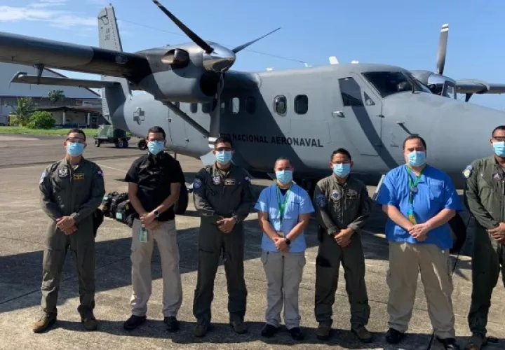 El equipo que ha viajado hasta el punto donde se encuentran estos tres transportistas panameños, van preparados con equipos  medicamentos e implementos para hacerle frente a la condición que presenten estos los panameños. 
