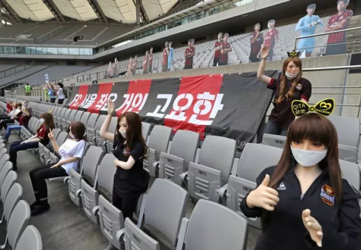 Las muñecas en las gradas del estadio  usadas por FC Seoul. Foto:AP