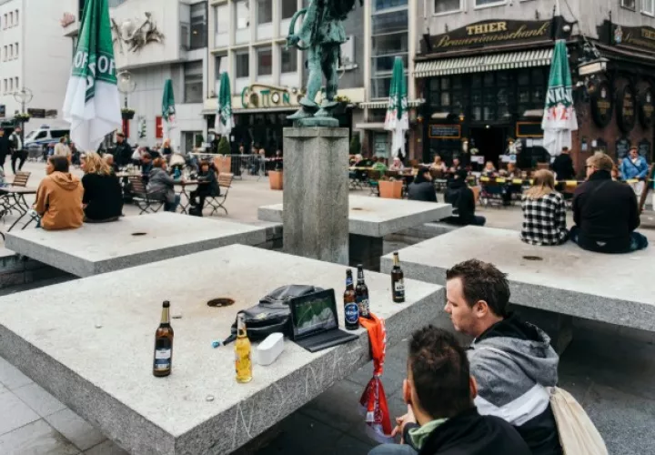Unos amigos ven un partido de fútbol en una tableta en Dortmund, Alemania. (Felix Schmitt/The New York Times)