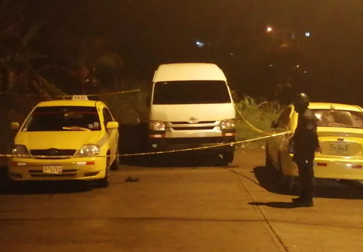 En el área del ataque quedó el taxi que manejaba con matrícula 3T 3856.