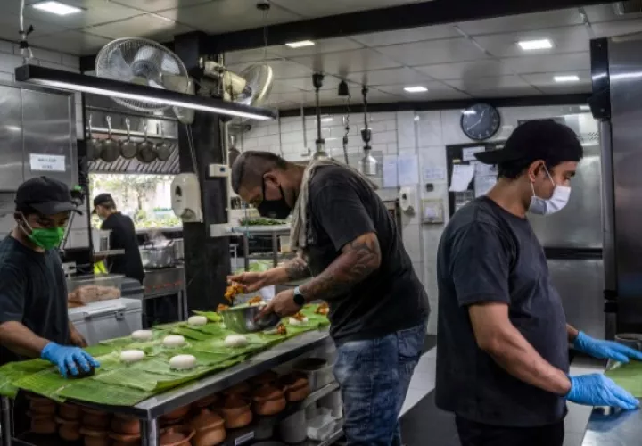  El chef del restaurante de alta cocina Haoma preparando comidas con cocineros que son migrantes birmanos para entregarlas a los migrantes afectados por el brote de coronavirus, en Bangkok. (Adam Dean / The New York Times)