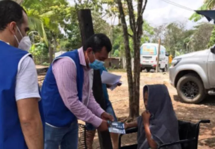 Las 250 familias reibieron bonos por 40 dólares de parte de empresarios de la Asociación de Usuarios de la Zona Libre de Colón.