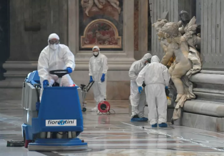 La basílica de San Pedro es sometida a un exhaustivo e inédito proceso de desinfección contra el coronavirus. Fotos. EFE.