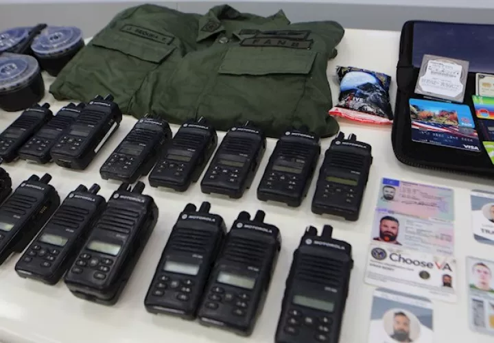El mandatario mostró los pasaportes de ambos, tarjetas de identificación como veteranos militares, así como carnets de SilverCorp, una empresa de seguridad estadounidense que, según el Gobierno, está vinculada con el intento de ataque.