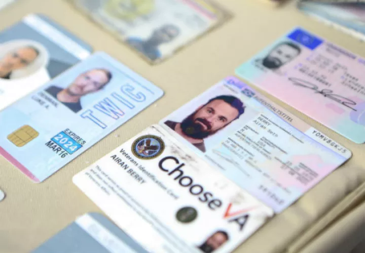 Credenciales de los mercenarios capturados en Venezuela, el de la izquierda corresponde a Luke Denman. Fotos: AP/EFE