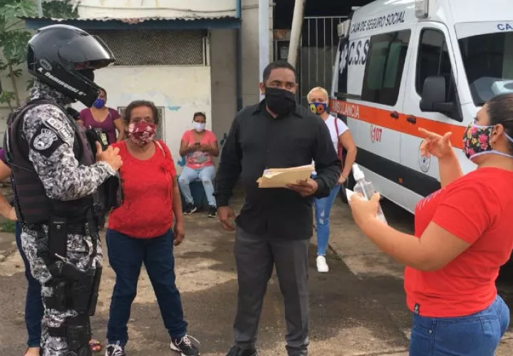 La Policía Nacional que no les dio acceso ante los jueces y fiscales. Foto: Melquíades Vásquez.