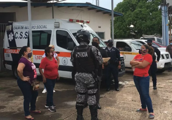 La Policía Nacional que no les dio acceso ante los jueces y fiscales. Foto: Melquíades Vásquez.