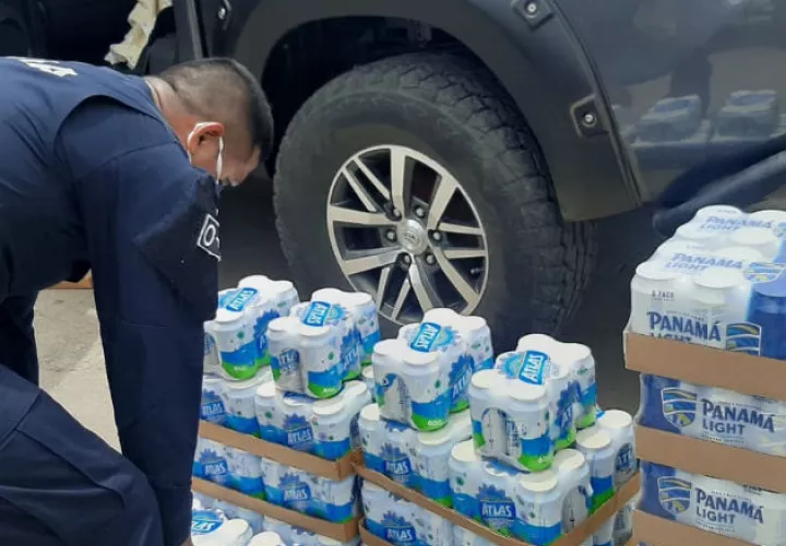 Más de 90 cajas de cervezas fueron confiscadas en Santiago. Fotos: Melquíades Vásquez.