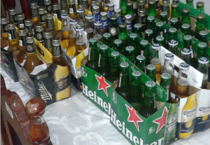 Más de 90 cajas de cervezas fueron confiscadas en Santiago. Fotos: Melquíades Vásquez.