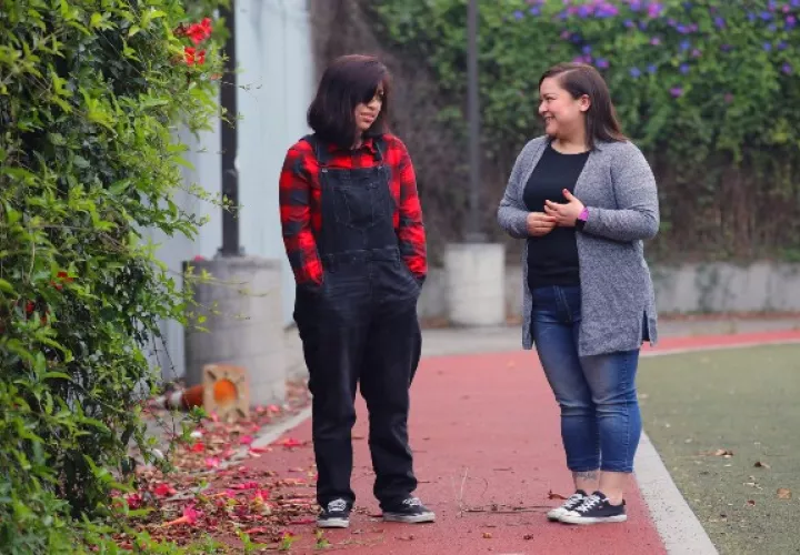 Jael Hernández, a la derecha, una madre soltera de tres hijos, con su hija mayor, Jizelle, a la izquierda, cerca de su casa en Oakland, California. (Jim Wilson / The New York Times)
