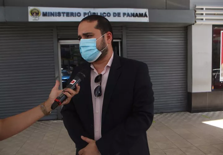 El abogado  James Acosta presentó la querella penal por difundir información falsa sobre supermercado. Foto Víctor Arosemena