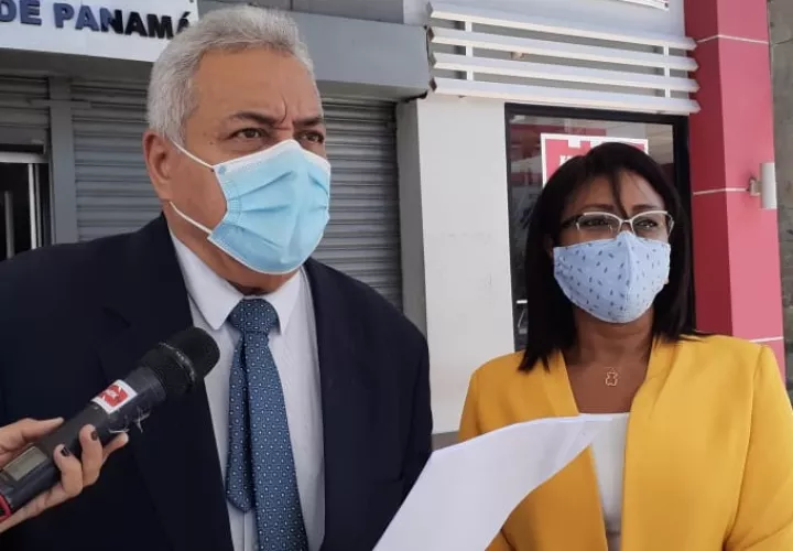 Los abogados Alejandro Pérez y Niurka Palacios presentaron la demanda penal. Foto Víctor Arosemena
