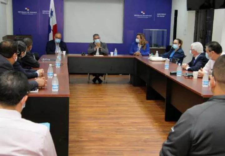 Reunión realizada ayer entre los miembros del Consejo Consultivo y los miembros del Comité Asesor COVID-19. Foto Minsa