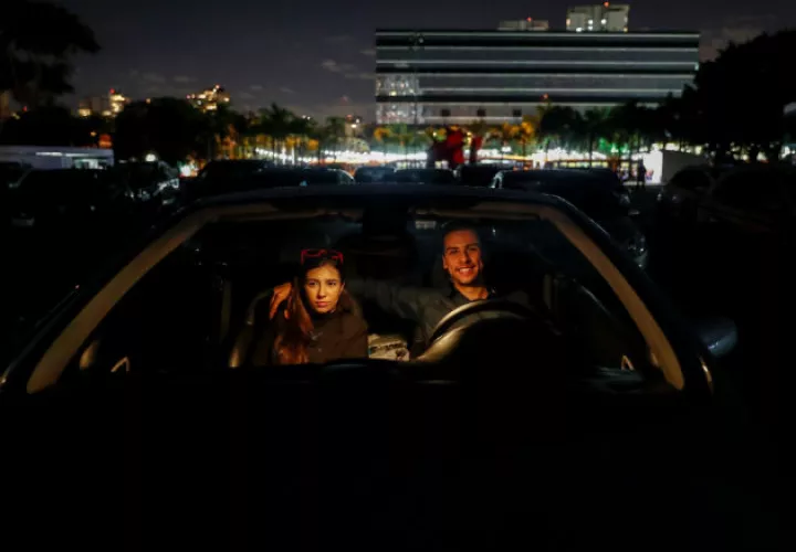 Una pareja ve una película en un autocine este miércoles, en Sao Paulo (Brasil). EFE.