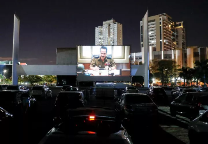 Una pareja ve una película en un autocine este miércoles, en Sao Paulo (Brasil). EFE.