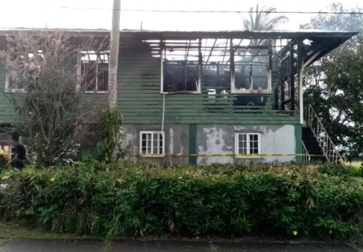 El segundo piso de madera reportó pérdida total, donde se quemaron todos los enseres. Foto: Diómedes Sánchez.