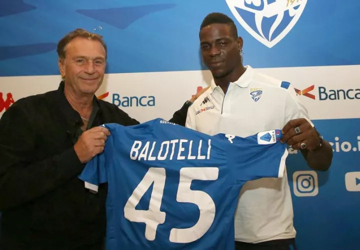 Mario Balotelli. Foto en su presentación con el Brescia. Foto: AP