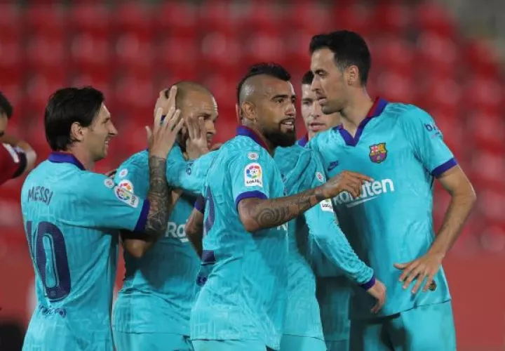  Martin Braithwaite del Barcelona (cent.), celebra con sus compañeros su gol ante el Mallorca. Foto:EFE