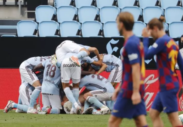 Jugadores del Celta de Vigo festejan  su segundo gol ante Barcelona. Foto:EFE