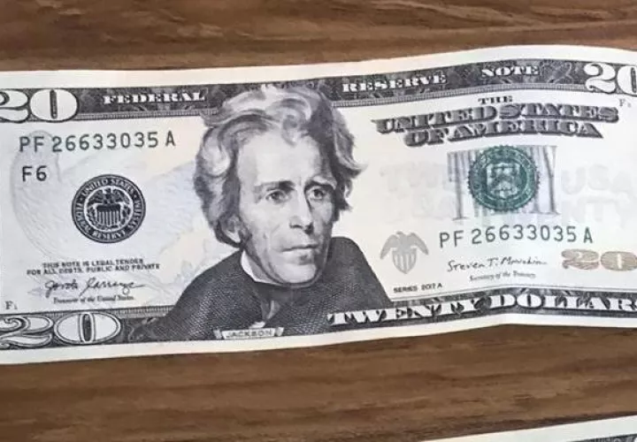 Los billetes son de denominaciones de 20 dólares.