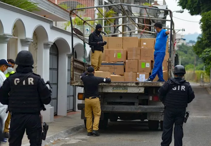 A Bucaram, de 68 años y que gobernó Ecuador seis meses entre 1996 y 1997, le fue encontrada "en su poder un arma de fuego, sin que presente justificativo de posesión", dijo la Fiscalía por redes sociales.