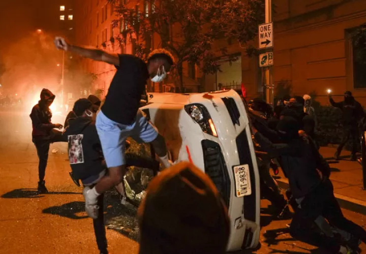 Manifestantes protestan por la muerte de George Floyd cerca de la Casa Blanca. Fotos: AP/EFE