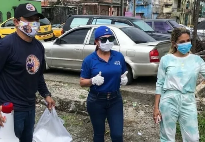 Luis Casis, Delfia Cortez y Jacky Guzmán, en Colón. Foto: Instagram