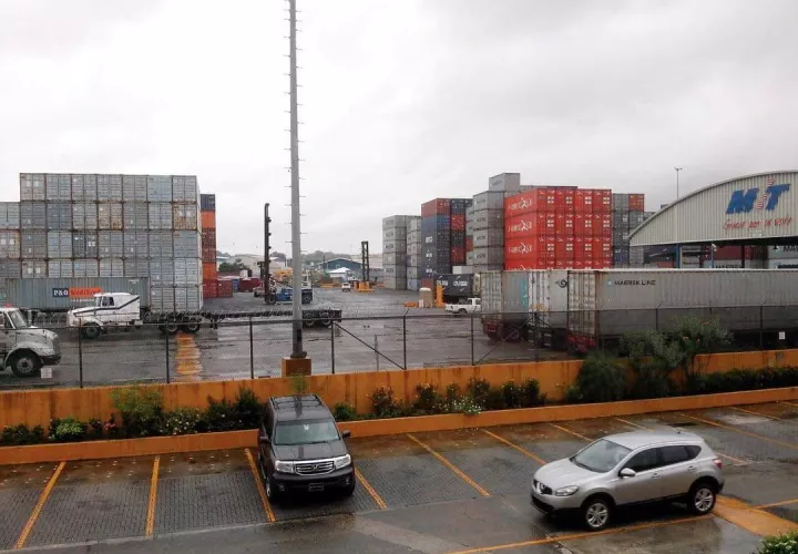 Familiares trataron de ingresar al puerto, para conocer los hechos, pero no pudieron hacerlo.