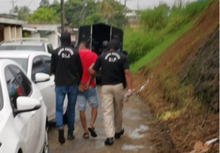 Además de los cuatro detenidos, durante los operativos, también se logró incautar dos armas de fuego.