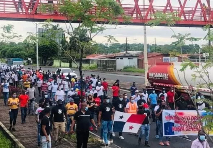 La manifestantes cerraron un carril, bajo la vigilancia atenta de la Policía Nacional.