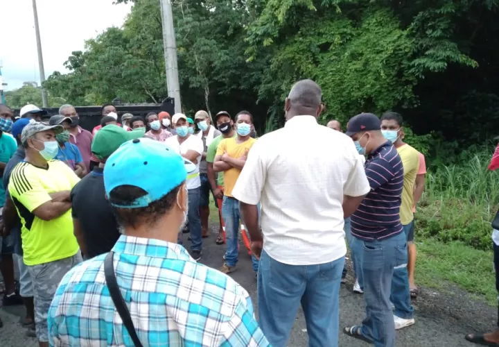 Los camioneros y paleros están solicitan que se reabran los proyectos de extracción de arena. 