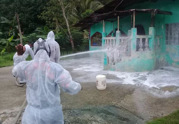 Se sanitizó la casa comunal, veredas, y casas, con el fin de brindar un ambiente seguro, y así minimizarlos los niveles de contagio con el virus.