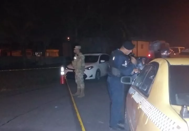 Un hombre y una mujer fueron heridos de bala mientras viajaban en un taxi.