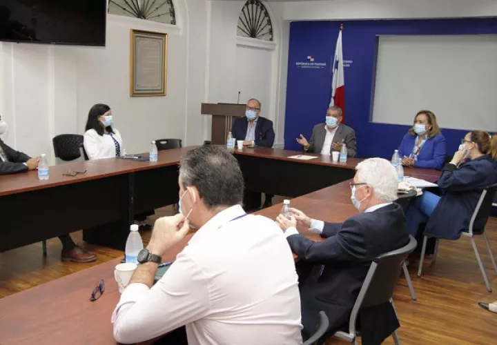 El ministro de Salud, Luis Francisco Sucre, se reunió con el Comité de Asesores Técnicos del Ministerio de Salud. Foto Minsa