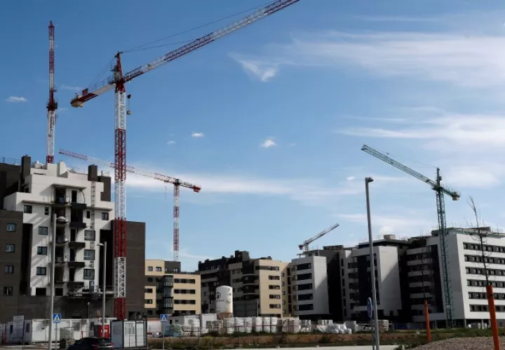 Las grandes empresas ya están presionando para obtener concesiones rescates para estimular la inversión de cara a la reconstrucción. EFE
